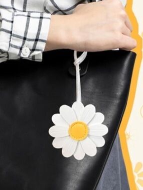 🌼NEW Daisy Bag Charm White Yellow Flower Cute Girly Keychain Vegan Leather